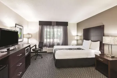 La Quinta Inn & Suites by Wyndham Milwaukee Delafield Hotels in 