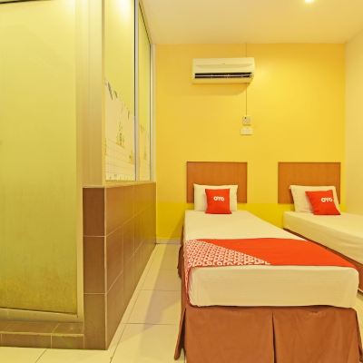 Bilik Kembar Standard Kupon OYO 582 Hotel Walk Inn