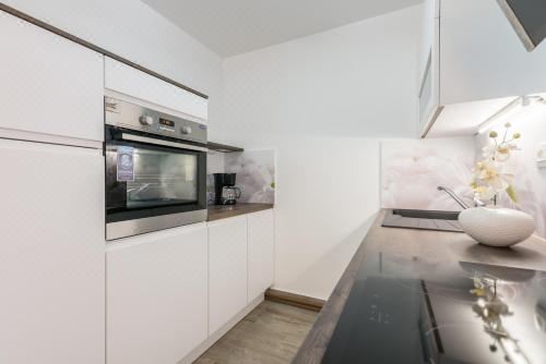 带阳台和海景的两卧室公寓