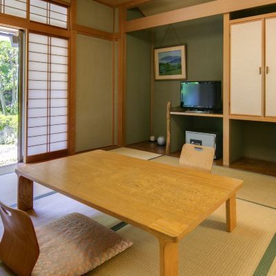 Japanese Style Room with 8-14 Tatami Mats and Shared Bathroom Smoking