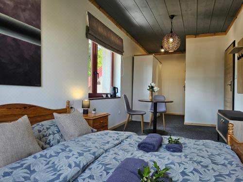 带山景的双人间