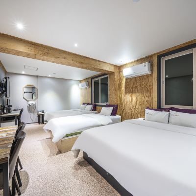 Triple Familyroom (2 King, Single, 2 Bath) (Top Quality Bedding, Non Smoking) 호텔더비 쿠폰