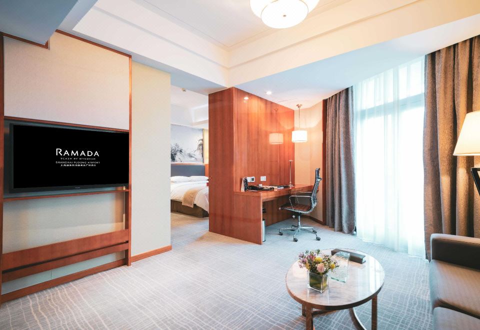 Ramada Plaza Shanghai Pudong AirportBusiness Suite