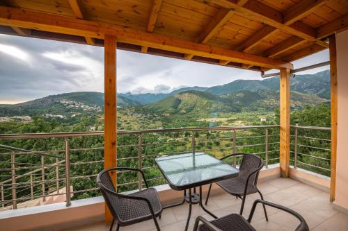 带阳台和山景的家庭三人房