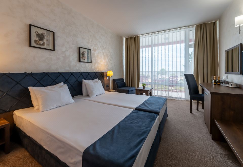 带阳台的海景双床间