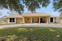 Cozy Pet-Friendly Retreat, Seasonal Pool & Fireplace, Sleeps 10