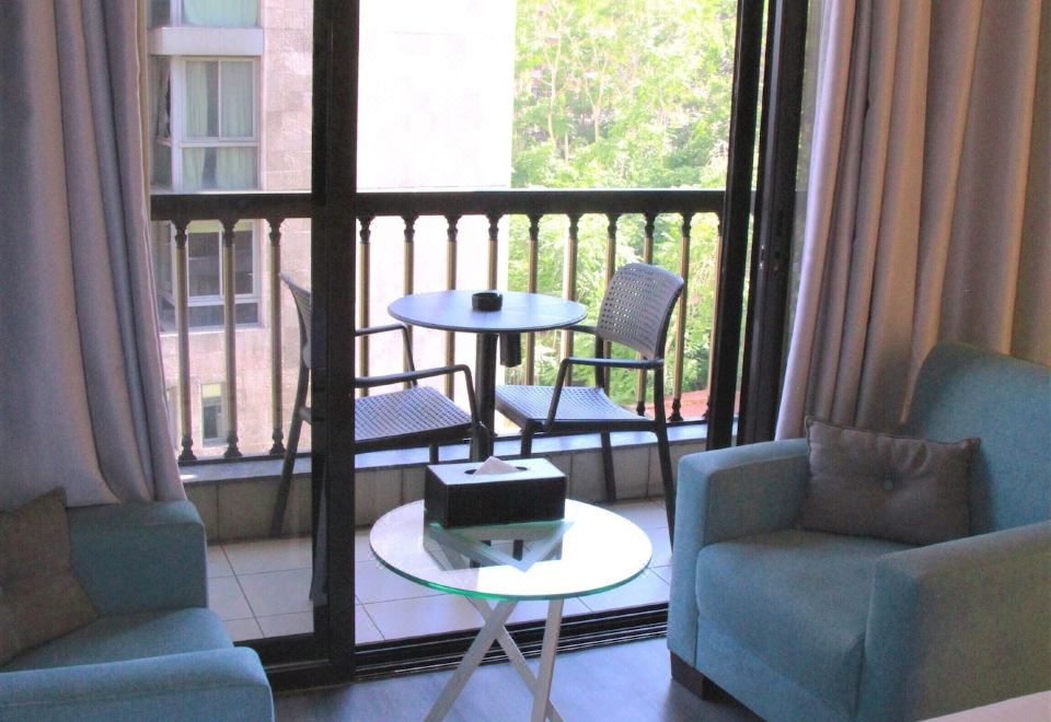 豪华双人房， 1 张特大床， 城市景观