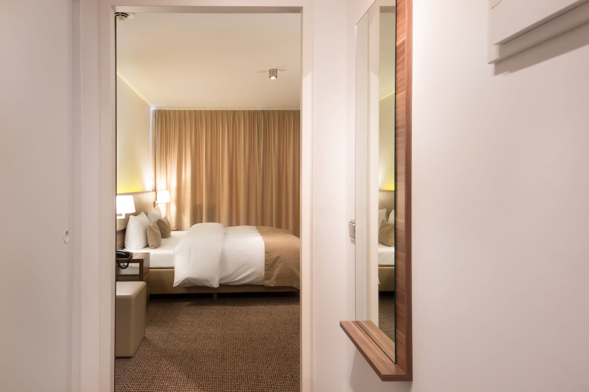 双人床或双床房（1张双人床或2张单人床）