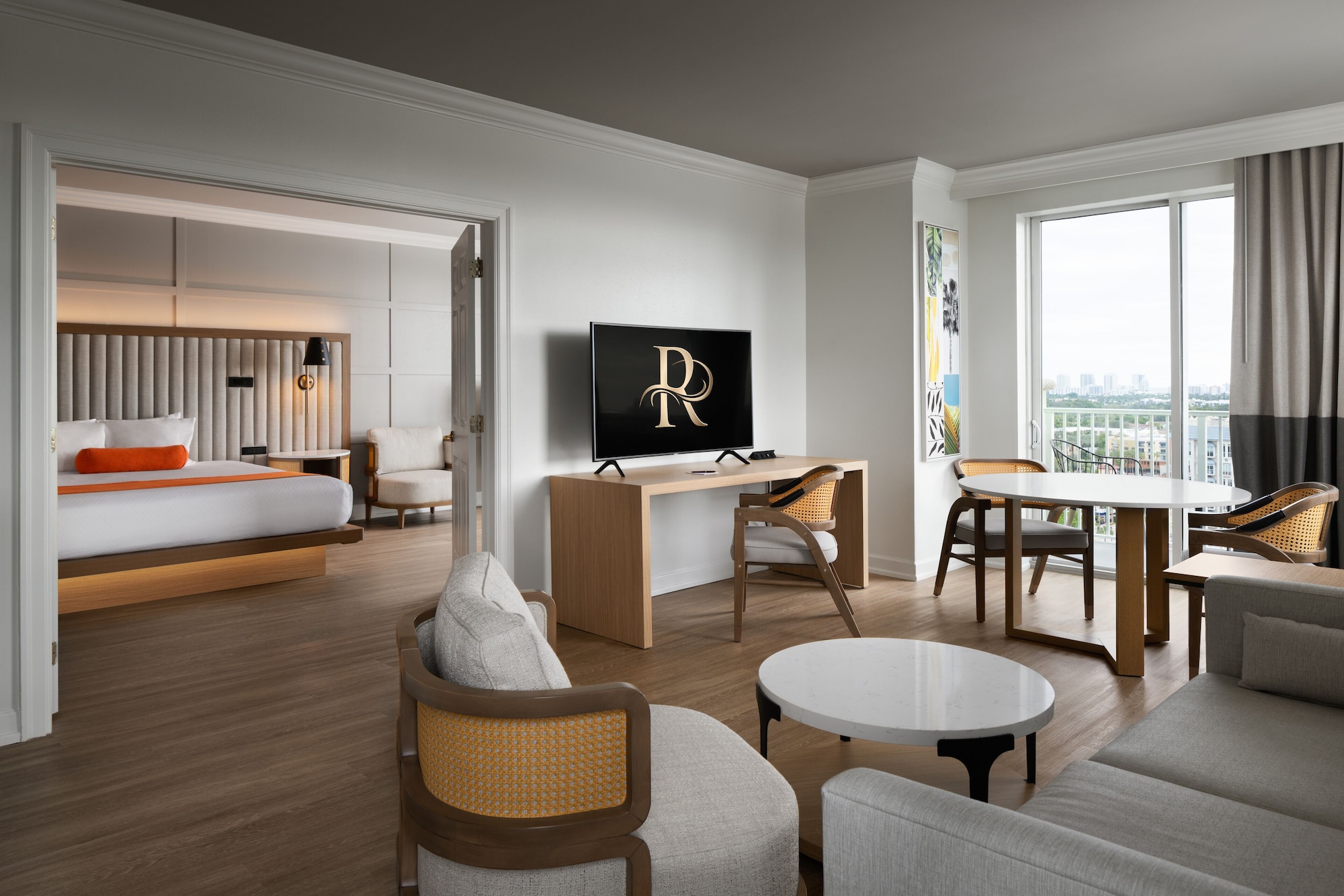 带角阳台、城市景观、1张特大床的1卧室套房