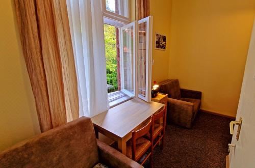 标准三人一室公寓