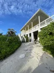 Barefoot Beach - oceanfront beach house w/ private beach, sunrise & sunset views โรงแรมใน