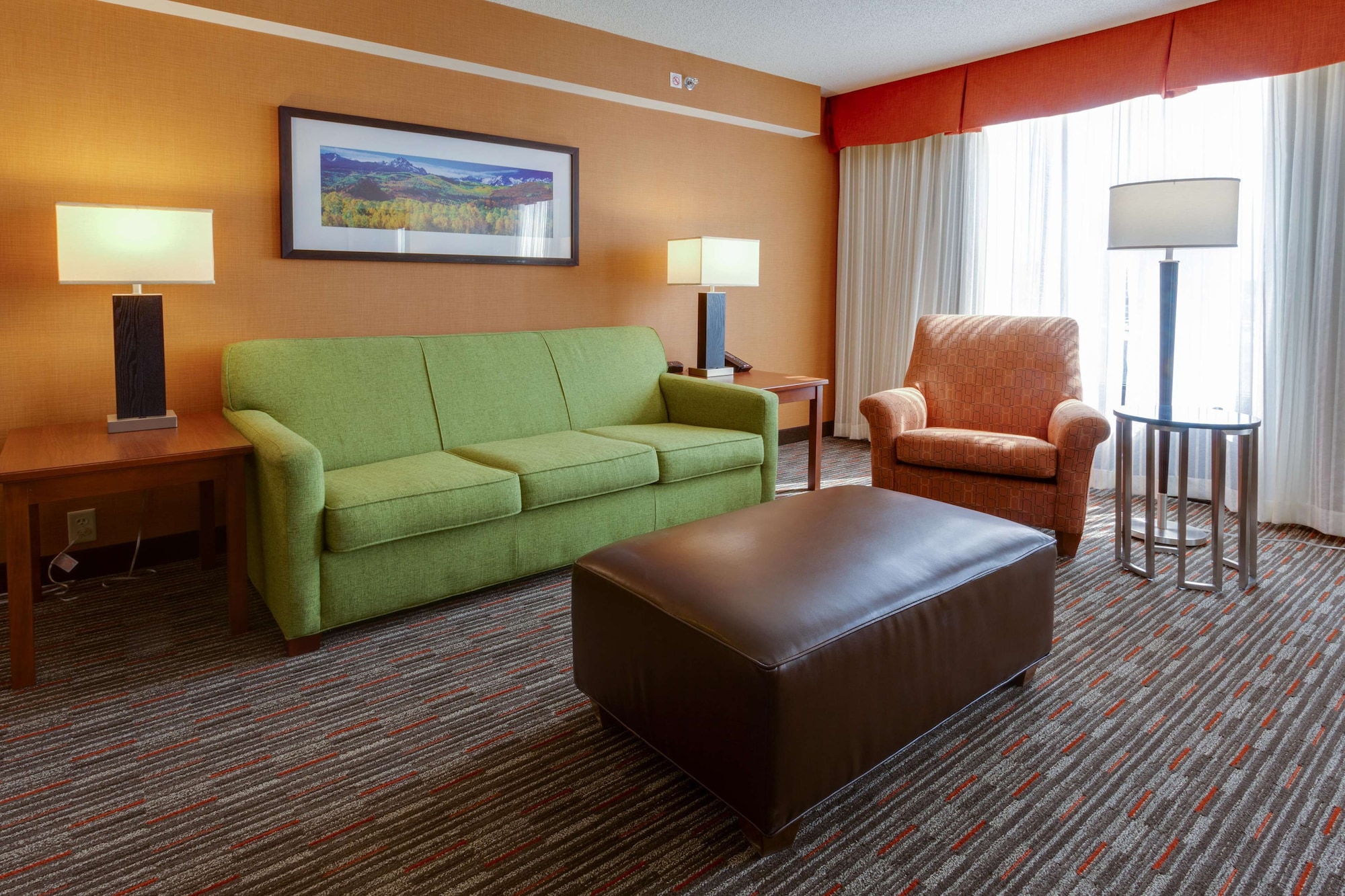 豪华客房， 1 张特大床和 1 张梳化床， 冰箱和微波炉