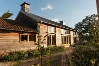 Retreat East Hotel di 