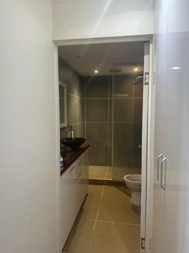 带阳台和海景的两卧室公寓