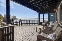 Waterfront Coos Bay Retreat w/ Kayaks!