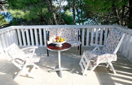 带露台的双卧室海景公寓