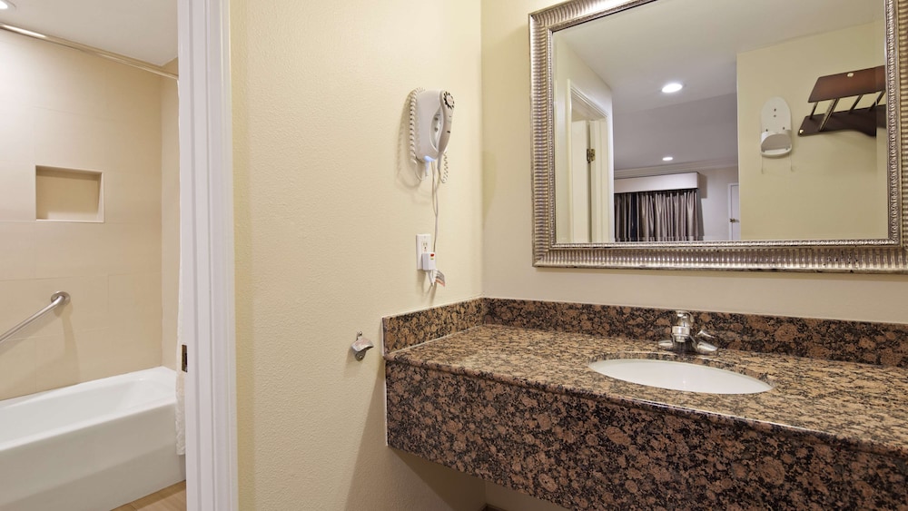 1张特大床，无烟，微波炉和冰箱，工作桌，Wi-Fi