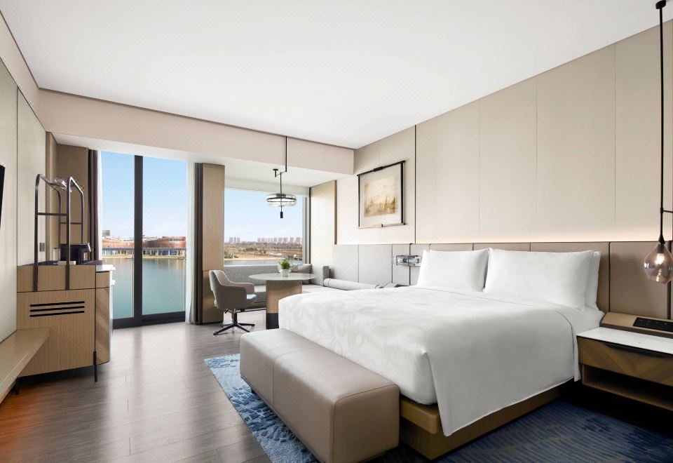 豪华湖景大床房