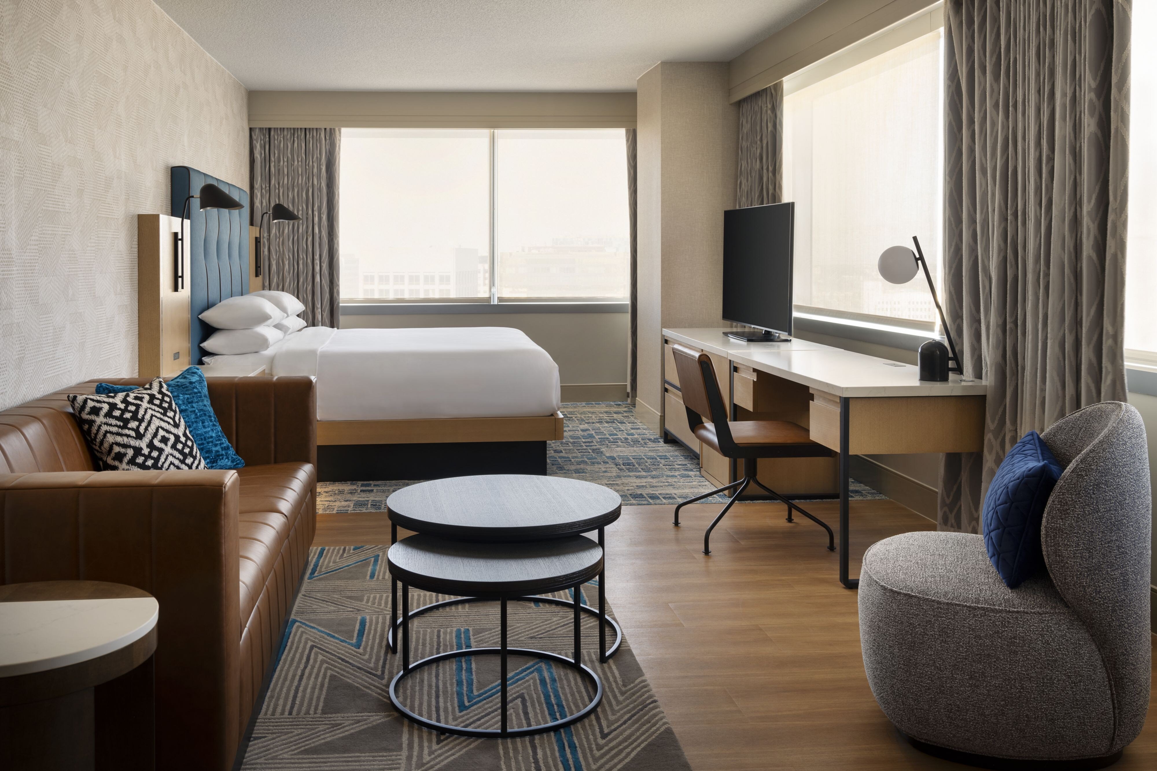 小型套房 - 带 1 张特大号床、梳化床、城市景观 - 转角房