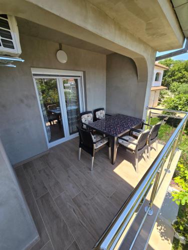 带阳台的两卧室公寓