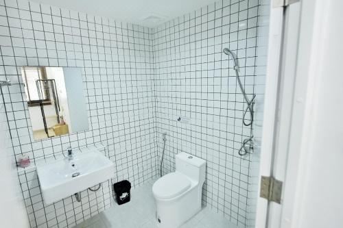 merry house Bangsaen Three-Bedroom Holiday Home With Pool Access