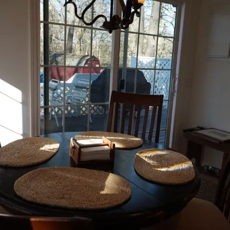 Peaceful Warm Cozy Country Cottage Nestled Beneath the Mountains, Woodstove Отели в г. Катскилл