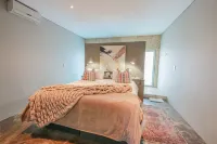 Suite 9 the Village Hotele w: 