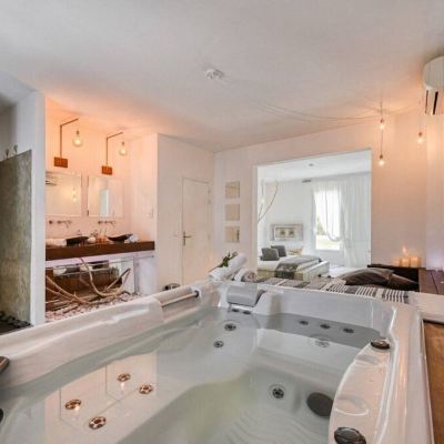 Cozy Suite with Hot Tub