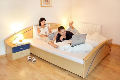 带山景的两卧室公寓-分层