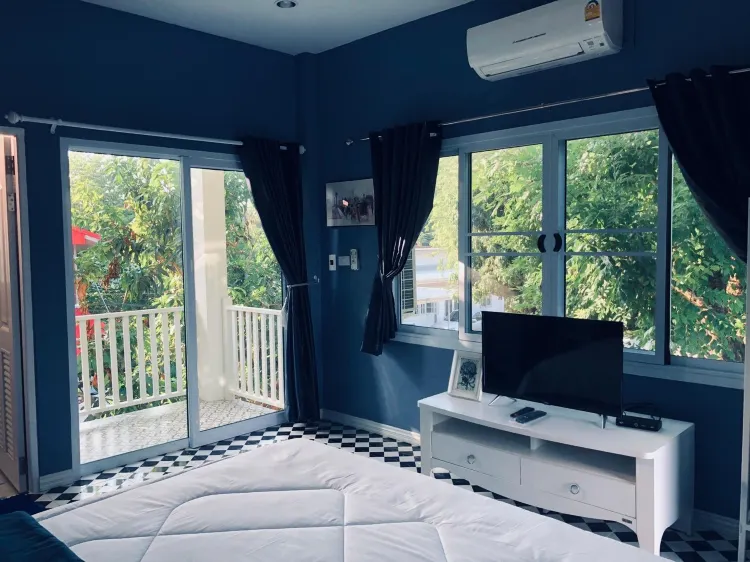 ห้องเตียงใหญ่ พร้อมวิวสวน