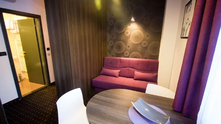 Log In Rooms 施設
