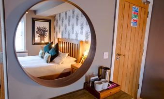 The Wheatsheaf Pub, Kitchen & Rooms