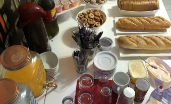 Pinheiros Hostel & Food