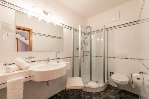 带阳台的小型套房