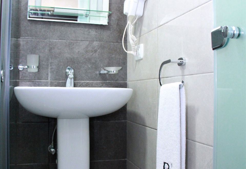 豪华双人房， 1 张特大床， 城市景观