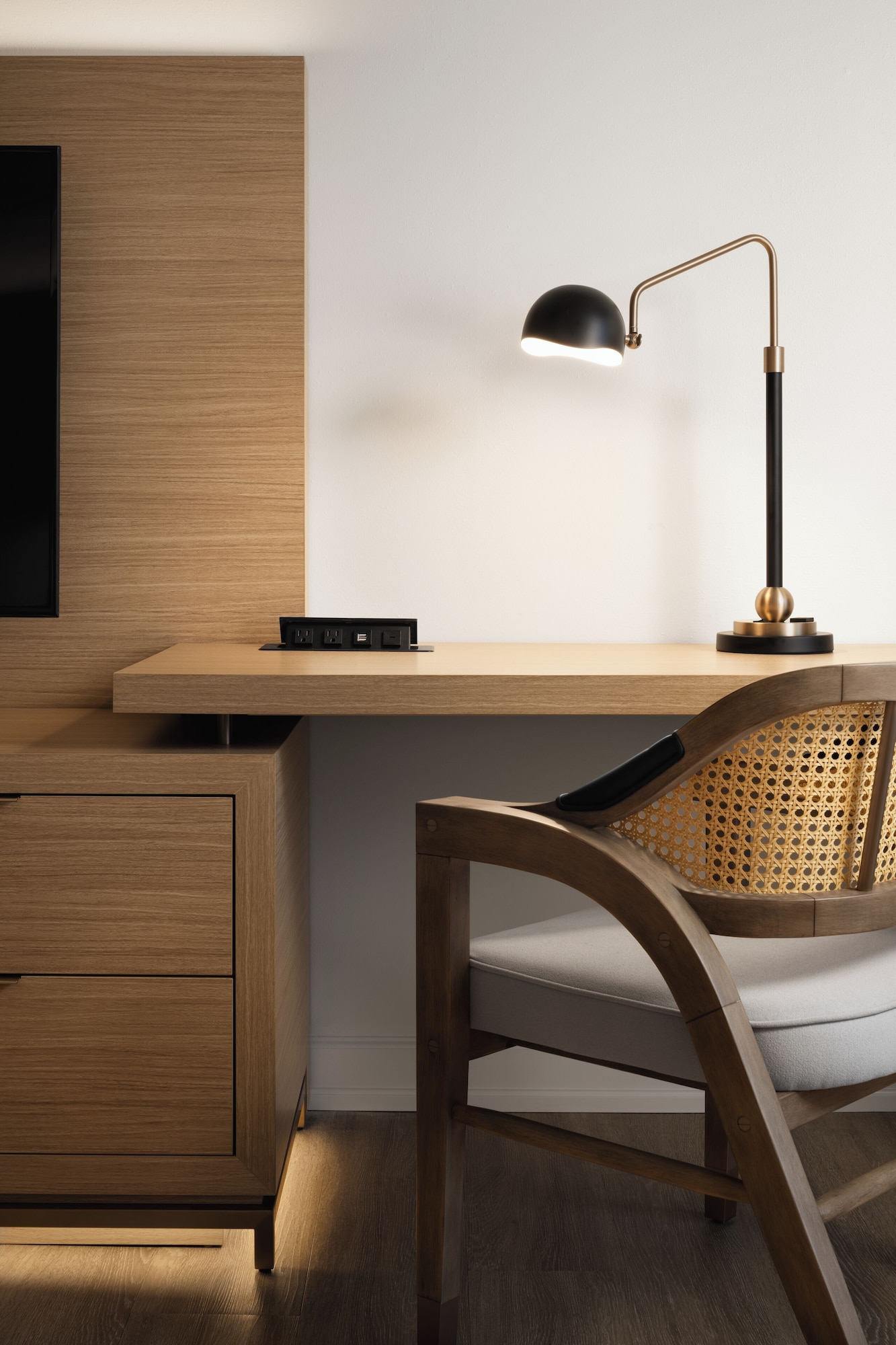 小型套房， 1张特大床， 阳台， 河景