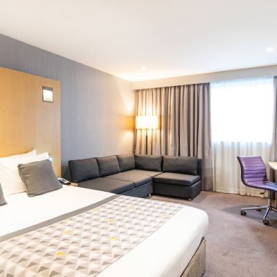 1 張雙人床甄選房，包含貯備迷你吧和梳化床 倫敦魯頓機場假日酒店&度假村優惠