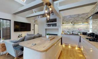 The Broadway Beach House with Hot Tub - Housity
