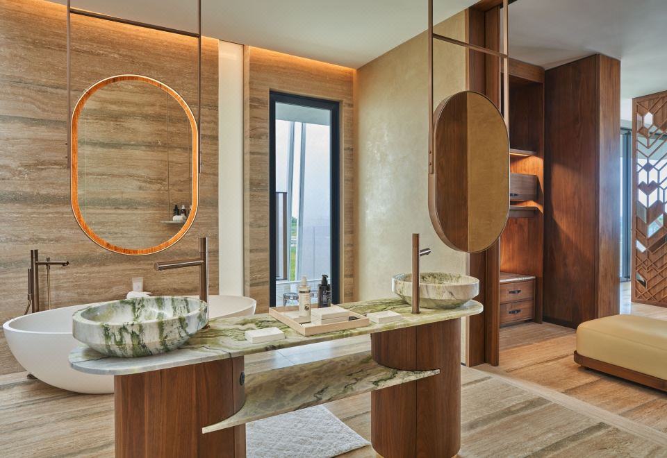 2 卧室套房， 卧室1:1張特大床 ， 卧室2:2張大床， 海景， 轉角房， 露台