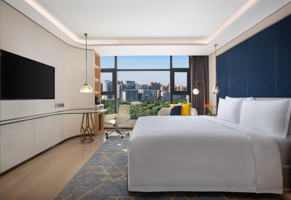 高级大床房-落地窗畔，揽景无忧