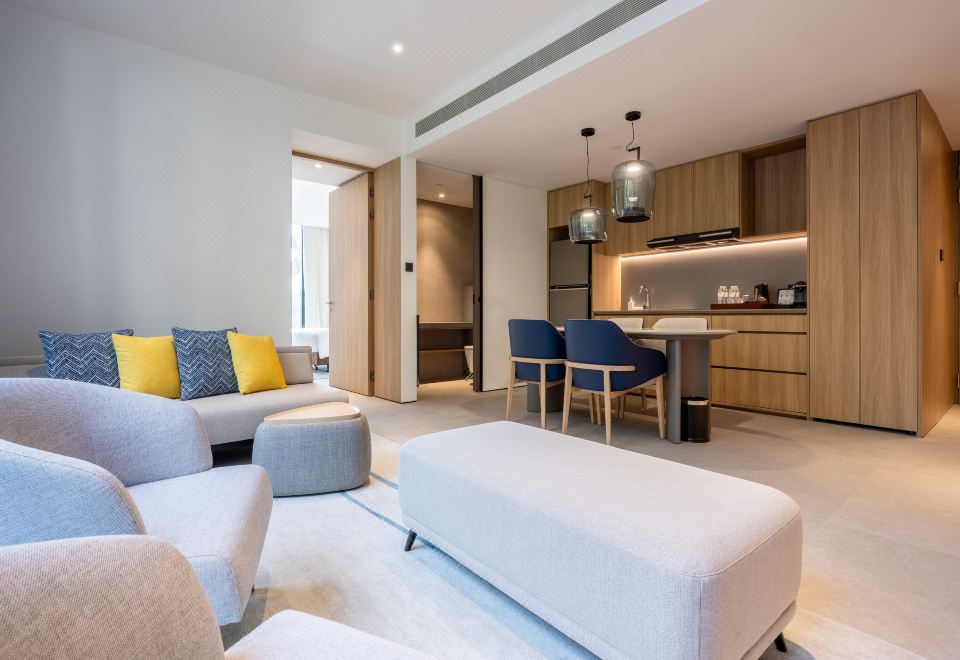 1 张特大床小型套房，可使用泳池