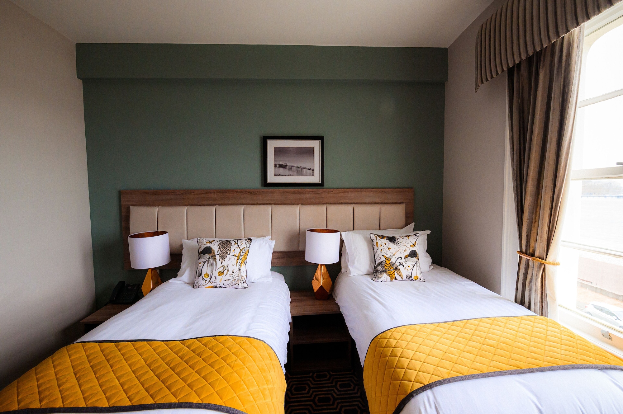 古典双床或双人房，1张特大床，海景，面向海