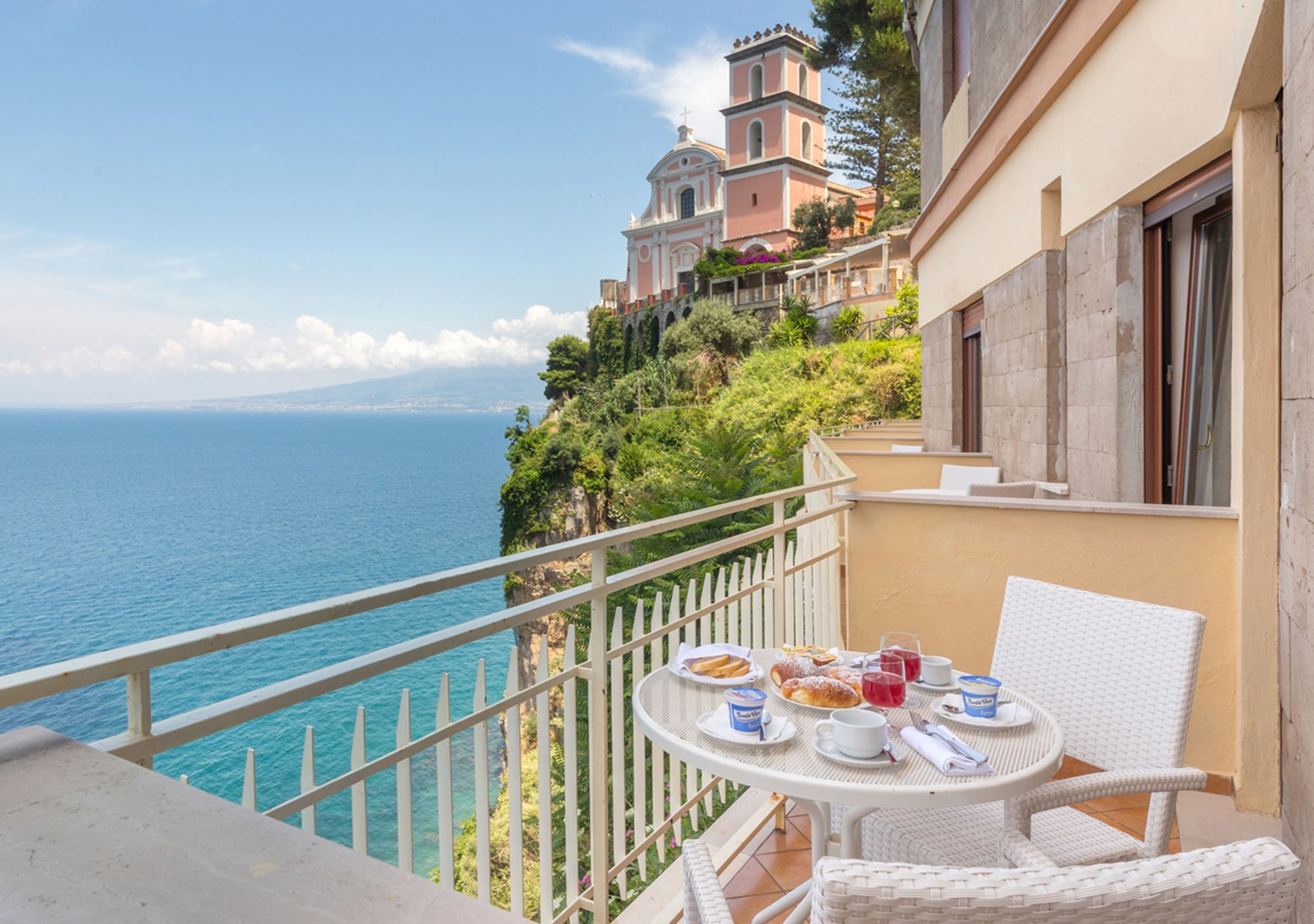 带阳台和海景的三人房