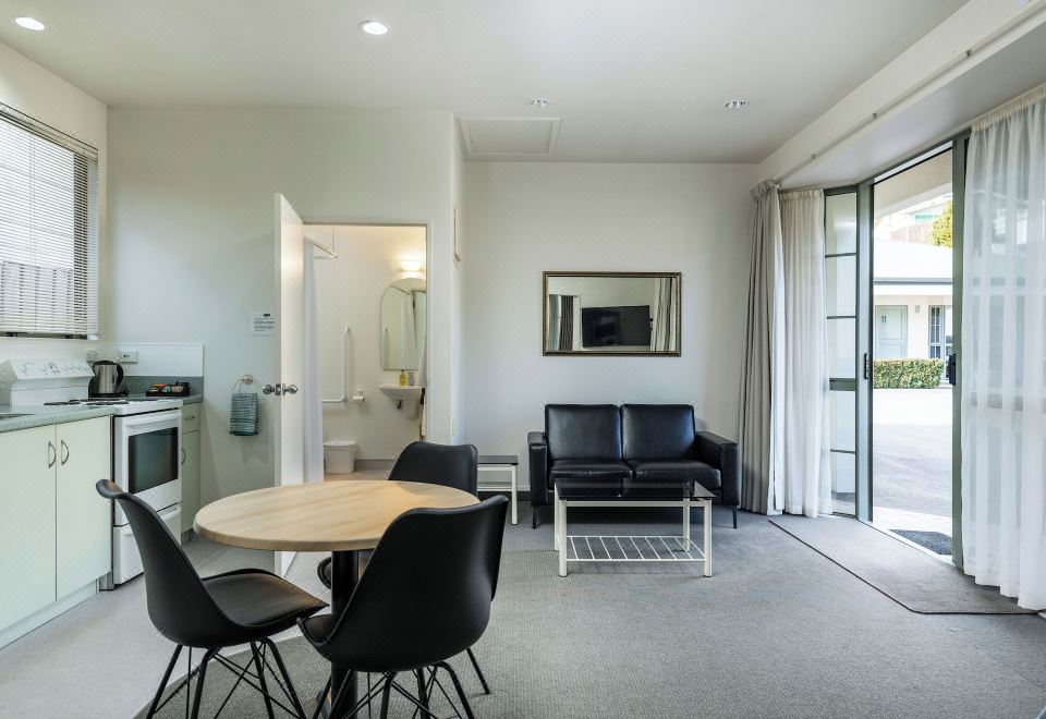 Jasmine Court MotelSuperior One-Bedroom Apartment (Accessible)