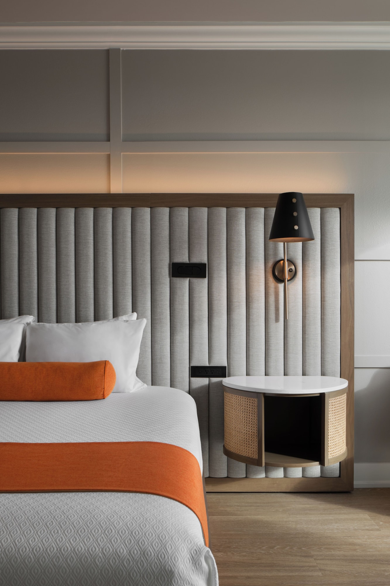 小型套房， 1张特大床， 阳台， 河景