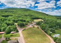 The Haüs Windham - Spacious Suites, Hot Tub, Mountain Views!