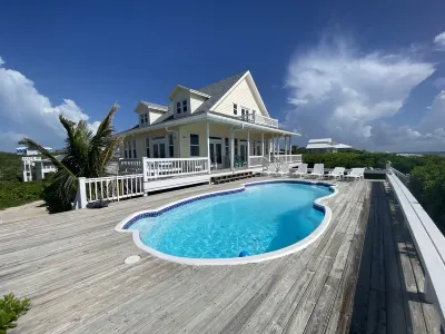Barefoot Beach - oceanfront beach house w/ private beach, sunrise & sunset views โรงแรมใน