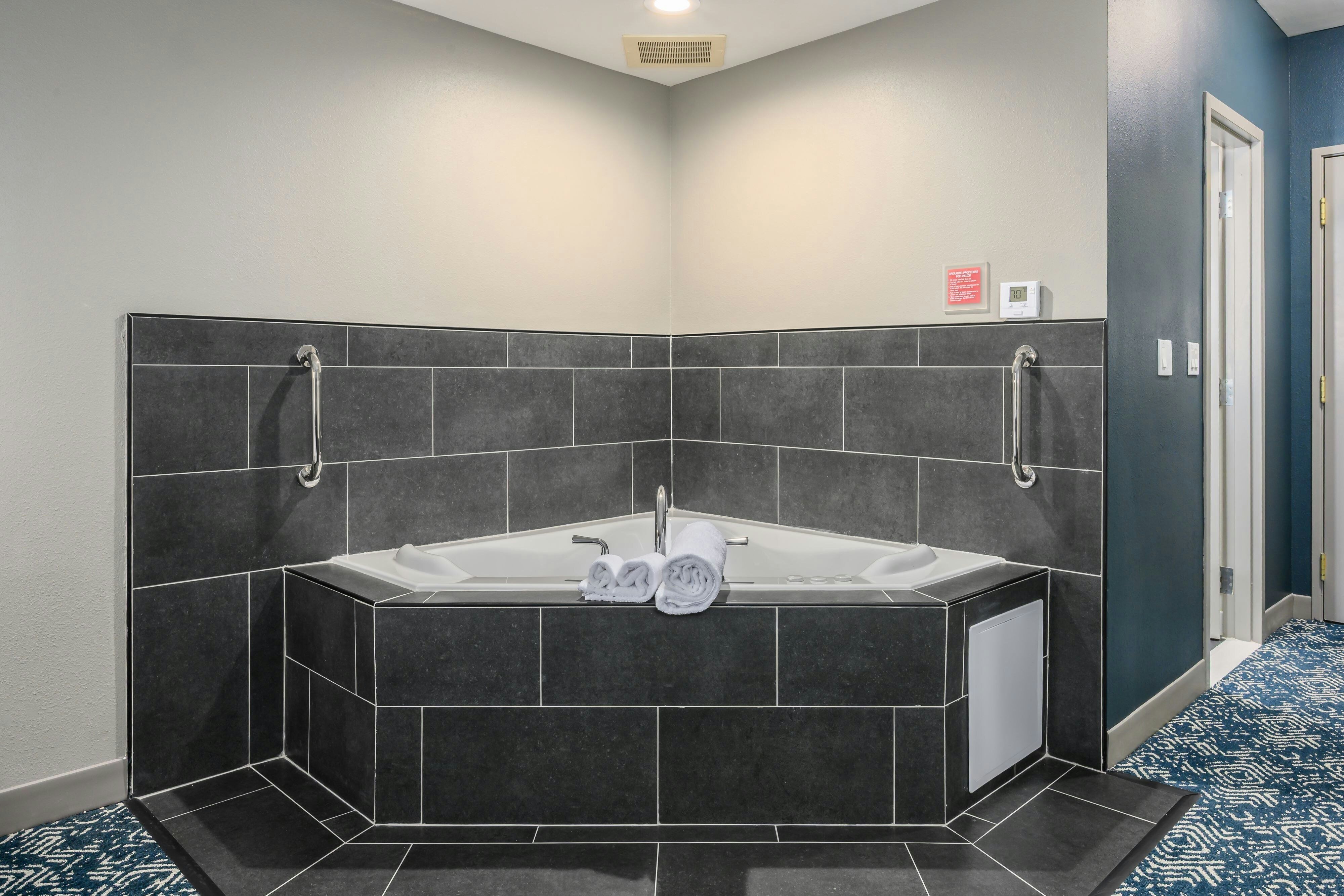 单间套房， 1张特大床， 带梳化床， 按摩浴缸