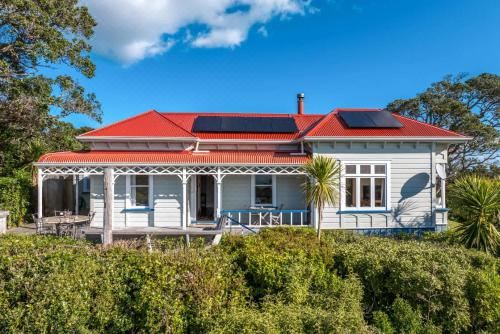 Crescent Villa - Stay Waiheke Five-Bedroom House