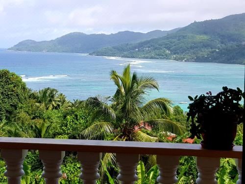 带阳台和海景的豪华双人房